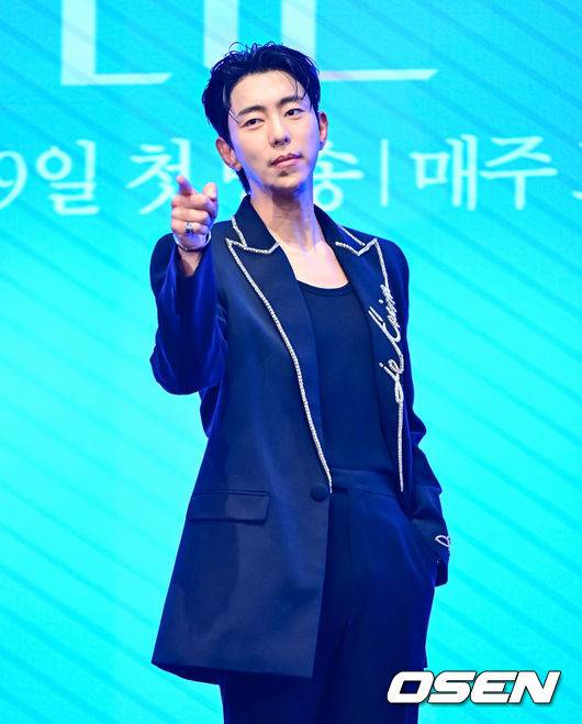 [OSEN=지형준 기자] 6일 오후 서울 구로구 신도림 더 세인트에서 KBS 2TV 새 주말드라마 ‘화려한 날들’ 제작발표회가 열렸다.‘화려한 날들’은 ‘인간은 누구에게나 화려한 날들이 있다. 지금이든, 과거에서든, 앞으로든. 각기 다른 의미로 만나게 되는 화려한 날들에 대한 세대 공감 가족 멜로 이야기’다. 배우 윤현민이 포토타임을 하고 있다. 2025.08.06 / jpnews@osen.co.kr