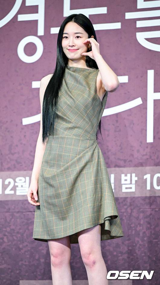 [OSEN=최규한 기자] 4일 오후 서울 신도림동 더링크호텔에서 JTBC 새 토일드라마 ‘경도를 기다리며’ 제작발표회가 열렸다.드라마 ‘경도를 기다리며’는 두 번의 연애 끝에 결별했던 이경도(박서준 분)와 서지우(원지안 분)가 불륜 스캔들 기사를 보도한 기자와 스캔들 당사자의 아내로 재회하게 되면서 벌어지는 이야기를 그린다.배우 원지안이 포토타임을 하고 있다. 2025.12.04 / dreamer@osen.co.kr