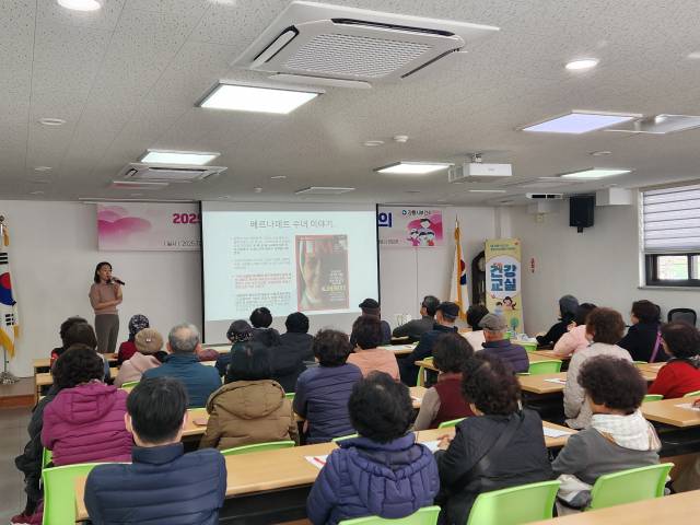 ▲강릉시보건소는 지난 3일 동부건강생활지원센터 보건 교육장에서 뇌혈관질환 및 치매 관리를 주제로 소생활 맞춤형 건강강의를 개최했다. ⓒ강릉시