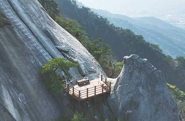 수락산 기차바위 쉼터.