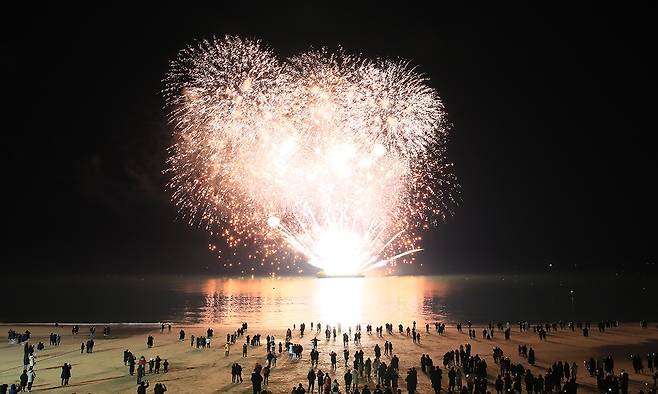 보령시가 지난 2024년 12월 대천해수욕장에서 진행한 ‘대천겨울바다사랑축제’ 프로그램의 하나인 불꽃쇼.