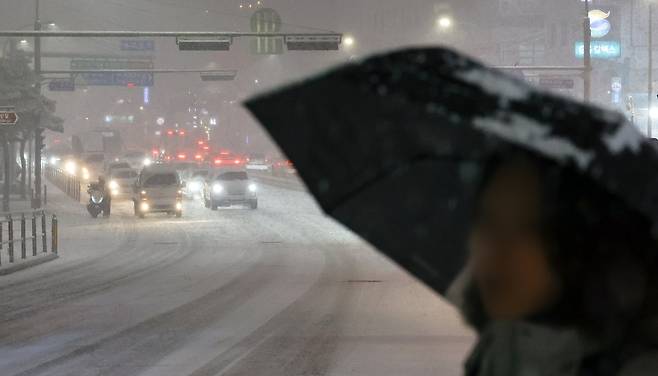 4일 서울 중구 도심에 눈이 내리고 있다. 뉴시스