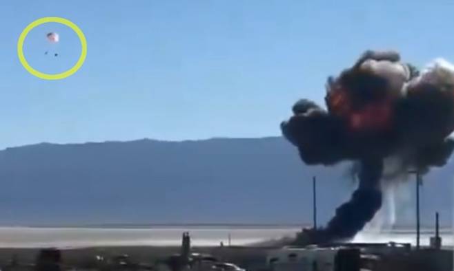 미 공군 썬더버드 소속 F-16C 전투기가 캘리포니아 트로나 공항 인근에서 폭발 직전 추락하는 순간. 노란색 원 안에는 낙하산을 펼치며 탈출하는 조종사의 모습이 포착됐다. 출처=엑스