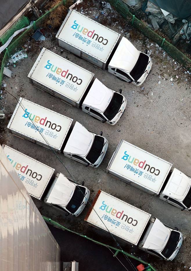 서울 시내 한 쿠팡 물류센터에 배송차량이 주차돼 있는 모습. 연합뉴스