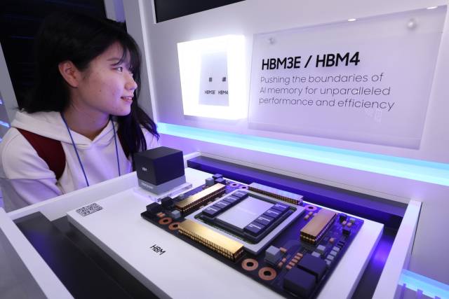 제27회 반도체 대전(SEDEX 2025)을 찾은 관람객이 삼성전자 부스에서 HBM4를 둘러보고 있다. 뉴스1
