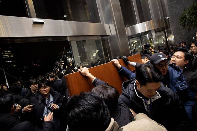 2024년 12월3일 계엄군의 국회 진입을 막기 위해 국회 직원들이 입구에 바리케이드를 세우고 있다. ⓒ시사IN 박미소