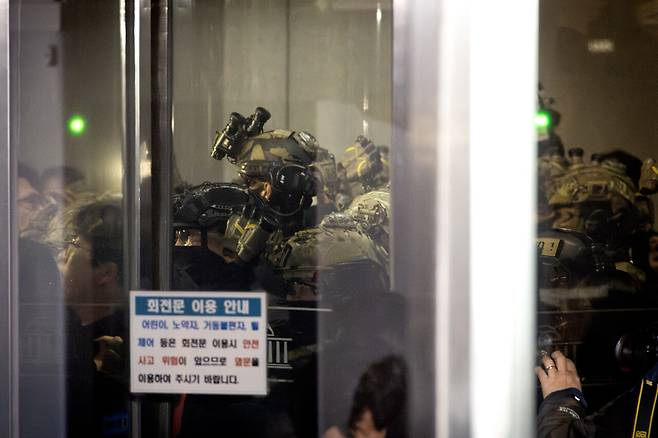 2024년 12월3일 무장한 군인이 서울 여의도 국회의사당에 진입하고 있다. ⓒ시사IN 박미소