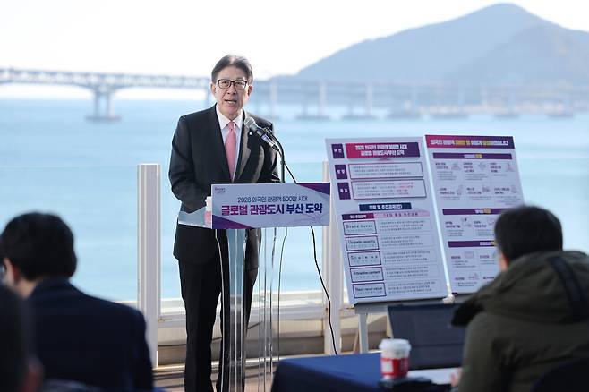 4일 수영구 생활문화센터 옥상에서 박형준 부산시장이 2028년 외국인 관광객 500만명 달성을 위한 청사진을 제시하고 있다. ⓒ부산시
