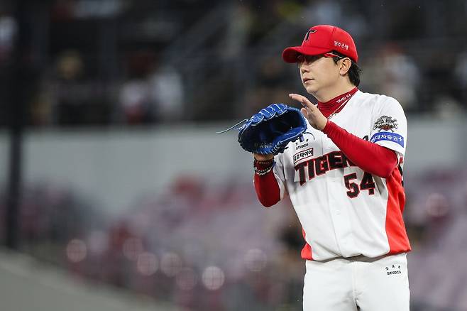 KIA는 4일 양현종과 2+1년 최대 45억 원에 FA 계약을 맺었다. 3번째 FA 계약도 KIA와 체결한 양현종은 “영구결번은 유니폼을 벗는 순간까지 내 원대한 목표”라며 남다른 의지를 밝히기도 했다. 사진제공｜KIA 타이거즈