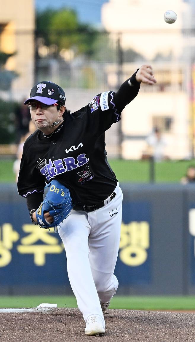 KIA는 4일 양현종(왼쪽)과 2+1년 최대 45억 원에 FA 계약을 맺었다. 3번째 FA 계약도 KIA와 체결한 양현종은 “영구결번은 유니폼을 벗는 순간까지 내 원대한 목표”라며 남다른 의지를 밝히기도 했다. 뉴시스