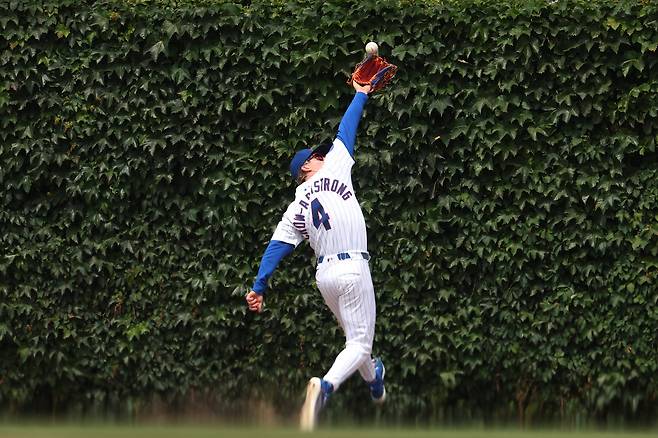 시카고 컵스 외야수 피트 크로암스트롱이 담장 바로 앞에서 타구를 잡아내고 있다. 게티이미지