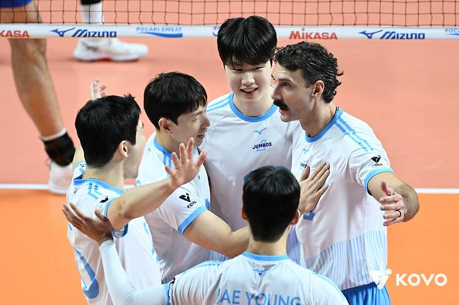 대한항공 선수들이 4일 장충체육관에서 열린 V리그 우리카드전에서 득점 후 기뻐하고 있다. KOVO 제공