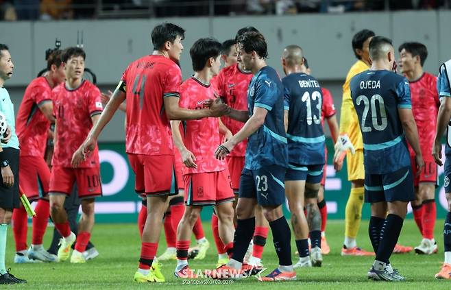 한국 축구 국가대표팀이 지난달 14일 서울월드컵경기장에서 파라과이 대표팀과 친선경기를 벌였다.  김민재를 비롯한 태극전사들이 2-0 승리를 거둔 후 파라과이 선수들과 인사하고 있다. /사진=김진경 대기자