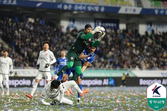 김동준(초록색 유니폼)이 3일 오후 7시 수원월드컵경기장에서 열린 하나은행 K리그 승강 플레이오프(PO) 1차전 경기 중 공을 잡고 있다. /사진=한국프로축구연맹 제공
