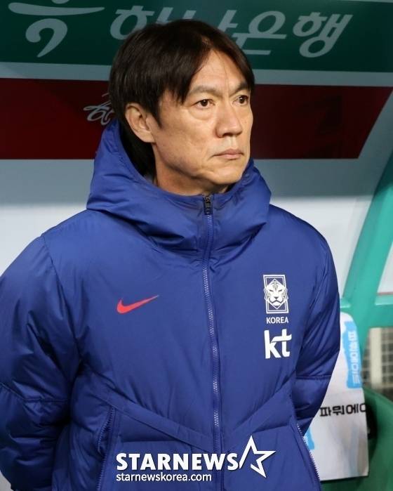 홍명보 대한민국 국가대표팀 감독이  대전월드컵경기장에서 열린 볼리비아와 친선경기를 지켜보고 있다. /사진=강영조 선임기자