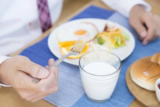 성장기에는 규칙적인 식사와 필수 영양소 섭취가 무엇보다 중요하다. 전문가들은 우유가 포함된 균형잡힌 식단을 생활화하면 에너지 대사와 신체 구성에 도움이 된다고 말한다. GETTYIMAGES