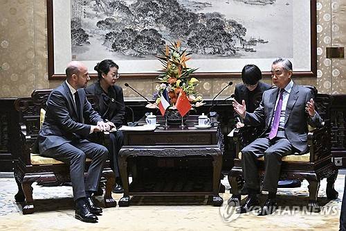 중국 베이징서 왕이 외교부장 만난 프랑스 장노엘 바로 외무 장관 [EPA 연합뉴스 자료사진. 재판매 및 DB 금지]