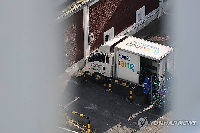 이재명 대통령, 쿠팡 정보유출에 &quot;과징금 강화·징벌적손배제 현실화&quot; (서울=연합뉴스) 서대연 기자 = 이커머스 1위 업체 쿠팡에서 약 3천400만건에 이르는 대규모 개인정보가 유출된 가운데 2일 서울 시내 한 쿠팡 물류센터에 배송차량이 주차돼 있다.      이재명 대통령은 이날 서울 용산 대통령실에서 주재한 국무회의에서 쿠팡 개인정보 유출 사고와 관련, &quot;사고 원인을 조속하게 규명하고 엄중하게 책임을 물어야 한다&quot;고 말했다.2025.12.2 dwise@yna.co.kr