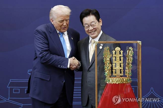 '천마총 금관 모형'과 한미 정상 (경주=연합뉴스) 한상균 기자 = 이재명 대통령이 29일 경북 경주박물관에서 도널드 트럼프 미국 대통령에게 '천마총 금관 모형'을 선물한 뒤 악수하고 있다. 2025.10.29 [대통령실통신사진기자단] xyz@yna.co.kr