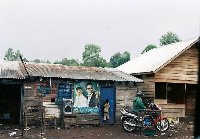 콩고민주공화국 고마(Goma)의 영화관 주민들과 함께 해적판 영화를 관람할 수 있는 콩고민주공화국 고마(Goma)의 영화관. 르완다 접경 도시로 항상 긴장감이 감도는 지역이지만, 그 속에서도 평범한 일상은 계속된다(2016년 6월 필자 촬영)[이은별 제공. 재판매 및 DB 금지]