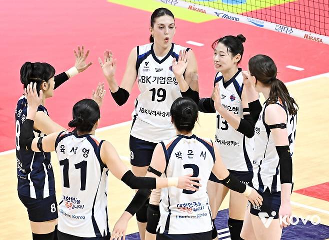 득점 후 기뻐하는 IBK기업은행 선수들 [한국배구연맹 제공. 재판매 및 DB 금지]