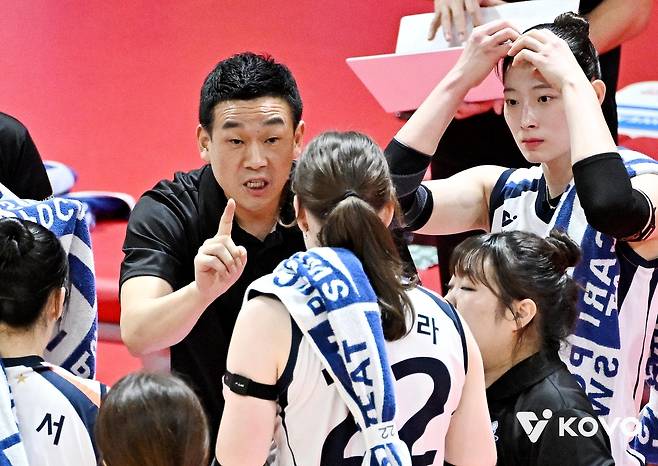 작전 지시하는 여오현 IBK기업은행 감독대행(중앙) [한국배구연맹 제공. 재판매 및 DB 금지]