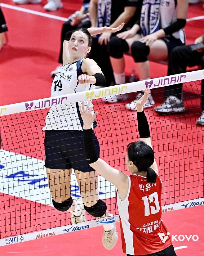 공격하는 IBK기업은행의 빅토리아(왼쪽) [한국배구연맹 제공. 재판매 및 DB 금지]