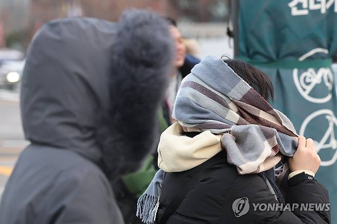 추운 출근길 (서울=연합뉴스) 서대연 기자 = 서울 아침 기온이 영하 7도까지 내려가며 강추위가 찾아온 3일 서울 종로구 광화문네거리에서 한 시민이 목도리를 얼굴에 두르고 있다. 2025.12.3 dwise@yna.co.kr