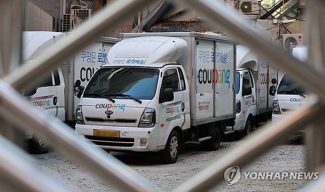 쿠팡 개인정보 유출 사태 소비자 불안 확산 (서울=연합뉴스) 한종찬 기자 = 이커머스 1위 업체 쿠팡에서 약 3천400만건에 이르는 대규모 개인정보가 유출된 가운데 4일 서울 시내 한 쿠팡 물류센터에 배송차량이 주차돼 있다. 3일 유통업계에 따르면 온라인상에서는 