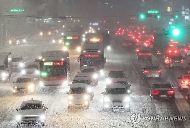 폭설에 서행하는 차량 (수원=연합뉴스) 홍기원 기자 = 대설주의보가 발효 중인 4일 경기도 수원시 팔달구 수원역 앞 덕영대로에서 차량이 서행하고 있다. 2025.12.4 xanadu@yna.co.kr