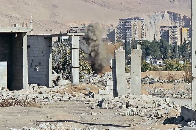 불발탄 폭발 (하라스타=연합뉴스) 김동호 특파원 = 4일(현지시간) 13여년의 내전으로 폐허가 된 시리아 다마스쿠스 인근 하라스타에서 불발탄 제거 작업이 이뤄지고 있다.. 2025.12.4 dk@yna.co.k