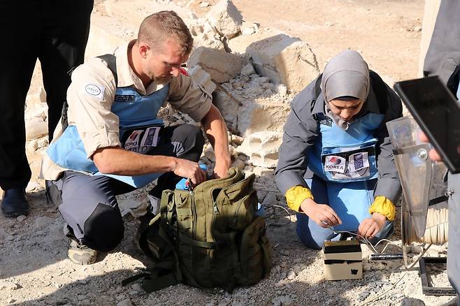 '한국이 지원' UNDP 인력 (하라스타=연합뉴스) 김동호 특파원 = 4일(현지시간) 13여년의 내전으로 폐허가 된 시리아 다마스쿠스 인근 하라스타. 2025.12.4 dk@yna.co.k