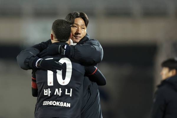 5일 부천종합운동장에서 열린 K리그 승강 플레이오프 수원FC와 부천FC 1995와의 경기에서 부천 바사니가 득점하자 이영민 부천 감독이 격려하고 있다./한국프로축구연맹 제공