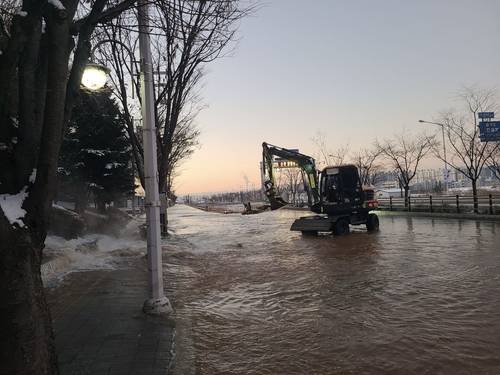 5일 오전 수원시 권선구의 한 도로에서 상수도관이 터져 도로에 물이 새고 있다. 사진=경기도소방재난본부