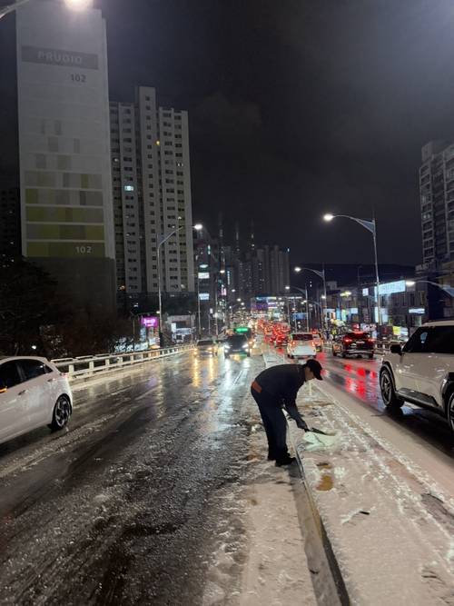 지난 4일 오후 부천시 중동고가도로 빙판길에서 제설 작업이 진행되고 있다. 사진=경기도소방재난본부