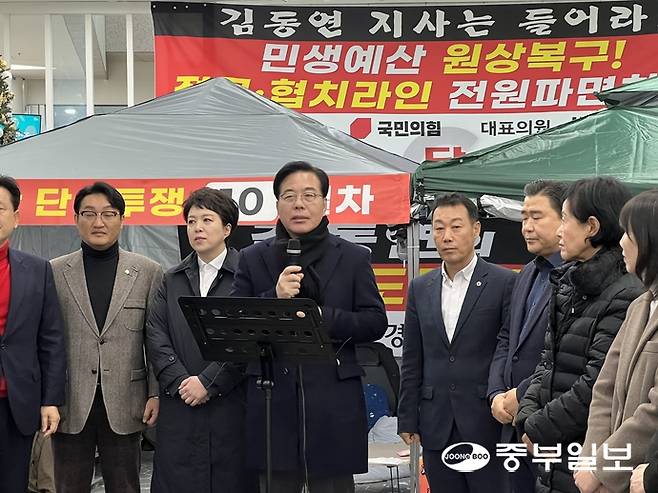 송언석 국민의힘 원내대표와 김은혜 의원이 5일 오후 12시 30분께 경기도의회를 찾아 도의원들을 격려했다. 신다빈기자