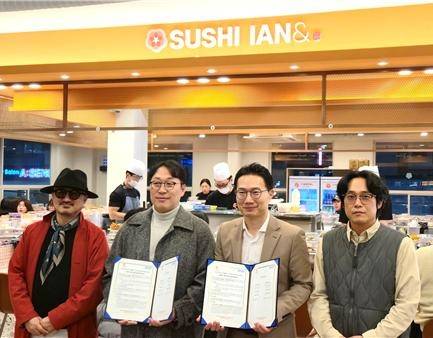 투비이스 강해운 대표(좌측에서 세 번째)와 스시이안앤 이정포 대표(좌측에서 두 번째)가 MOU체결 후 기념 촬영을 하고 있다. 사진= 투비이스