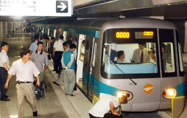 2003년 7월14일 광주 동구 용산차량기지에서 광주 도시철도 1호선 1구간(11.79km) 본선 시운전을 하고 있다. 연합뉴스