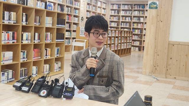 5일 수능 성적표를 받아 본 ‘수능 만점’ 이하진 군이 모교인 전주한일고등학교 생활관에서 인터뷰를 하고 있다. 이강모 기자