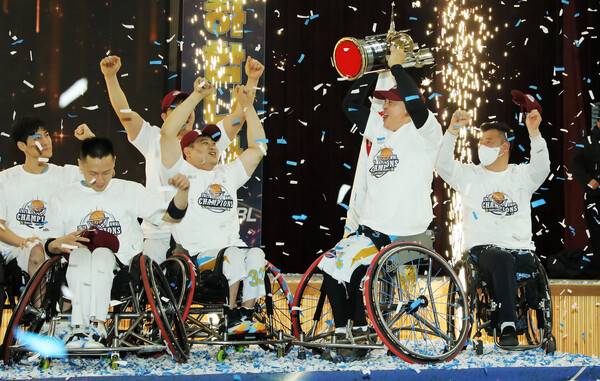 코웨이 블루휠스 선수들이 우승컵을 들어올리며 환호하고 있다. 사진=코웨이