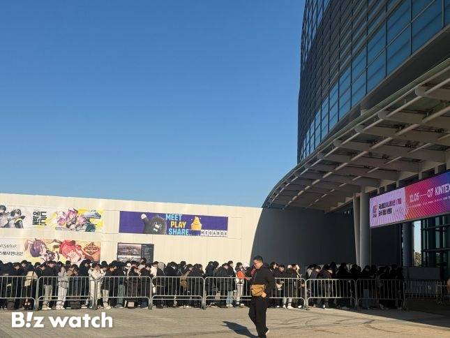 5일 오전 AGF 2025가 열리는 킨텍스 제1전시관 입구에서 관람객들이 대기하고 있다./사진=비즈워치