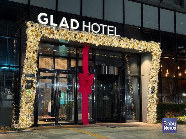 전 지점 글래드 호텔이 지점별 이색적인 인증샷을 찍을 수 있는 '글래드 크리스마스 포토존' 선보여. ⓒ글래드 호텔