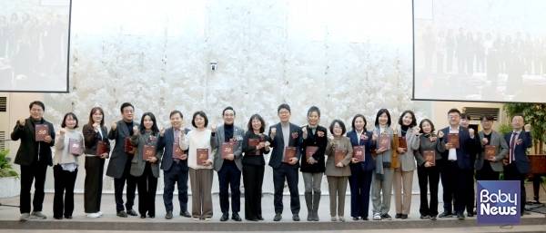 사단법인 서울특별시민간어린이집연합회 창립 30주년 기념행사에 참석한 내빈들이 기념촬영을 하고 있다. ⓒ사단법인 서울특별시민간어린이집연합회