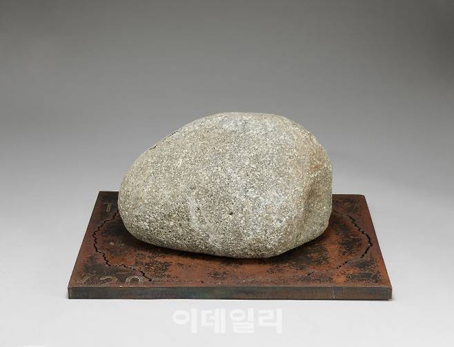 이우환의 ‘관계항’(1988). 사물과 사물, 구체적으로 성격이 다른 자연물과 인공물을 공간에 그대로 놓아두는 방법으로 존재의 의미와 관계에 주목케 한 작품이다. 돌과 철판이란 만남을 통해 물질 그대로의 세계에 대한 지각은 물론 이들의 관계성에서 도드라진 새로운 물질성을 향한 관심을 끌어내고 있다. 특히 철판은 인간과 돌의 중간항이 돼, 나와 타자를 연결하는 통로의 역할을 한다. 돌·철, 23×50.3×40㎝. 국립현대미술관 소장.