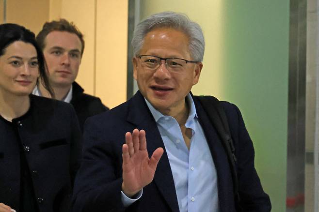 젠슨 황 엔비디아 최고경영자(CEO)가 10월 31일 포항경주공항에서 출국하고 있다.(사진=연합뉴스)