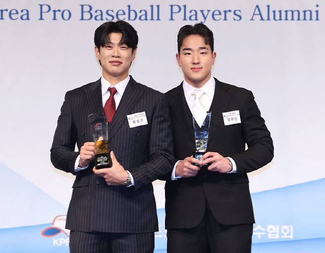 한은회 시상식 수상한 송성문-안현민.(사진=연합뉴스)