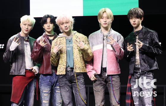 그룹 TNX가 26일 오후 서울 예스24 원더로크홀에서 네 번째 미니앨범 'For Real?(포 리얼?)' 발매 쇼케이스를 가졌다. 박세완 엔터뉴스팀 기자 park.sewan@jtbc.co.kr