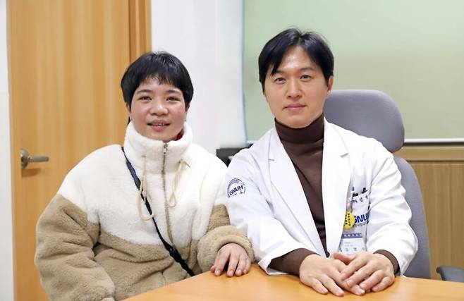 희귀 자가면역뇌염으로 2년간 사투를 벌였던 환자(왼쪽), 그리고 이를 치료해낸 신경과 김영수 교수. 사진=국립경상대병원