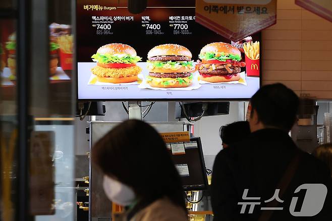 서울의 한 맥도날드에서 시민들이 햄버거를 고르고 있다. 2025.3.31/뉴스1 ⓒ News1 이동해 기자