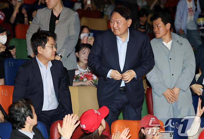 윤석열 전 대통령이 지난 5월 21일 오전 서울 메가박스 동대문에서 영화 ‘부정선거, 신의 작품인가’ 관람을 위해 입장하고 있는 모습.  왼쪽부터 이영돈PD, 윤 전 대통령, 전한길 전 역사강사. 2025.5.21/뉴스1 ⓒ News1 박세연 기자